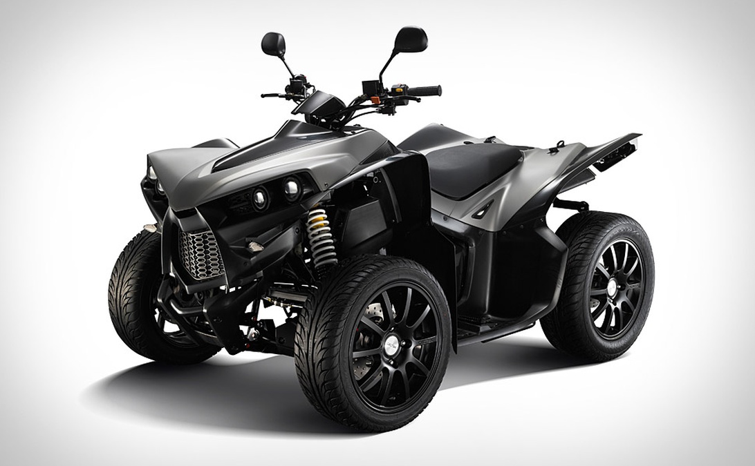 En elegant silvergrå arbetsfyrhjuling, en modern ATV, fotograferad mot en stilren vit bakgrund för att framhäva dess design och robusta konstruktion med synliga fjädringskomponenter.